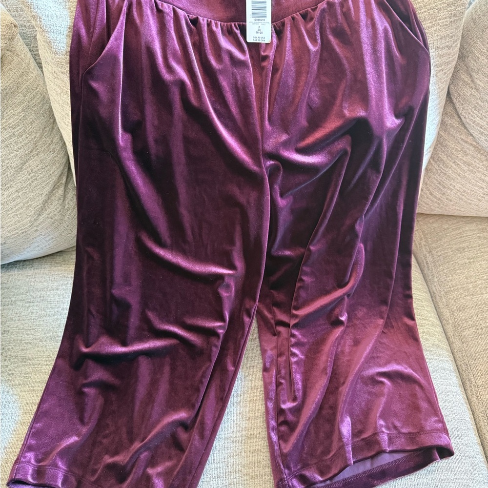 Torrid Velvet capris in Deep Purple